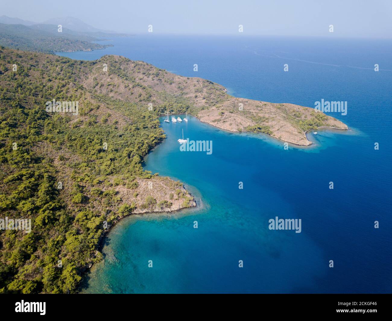 Vista aerea delle barche ancorate nella baia di Kuzgın Burnu Gokova Ambiente speciale Area protetta Turchia Foto Stock