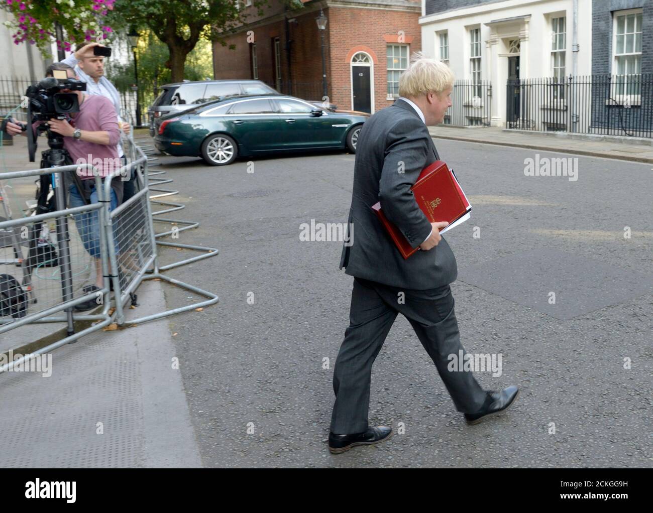 Il primo ministro britannico Boris Johnson MP torna al 10 Downing Street dopo una riunione del gabinetto tenutasi nel Ministero degli Esteri, il 15 settembre 2020 Foto Stock