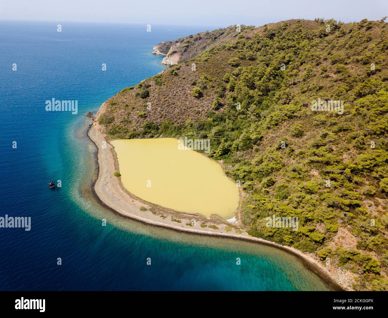 Vista aerea della laguna d'acqua dolce coperta di alghe a Gokova Bay ambiente speciale Area protetta Marmaris Turchia Foto Stock