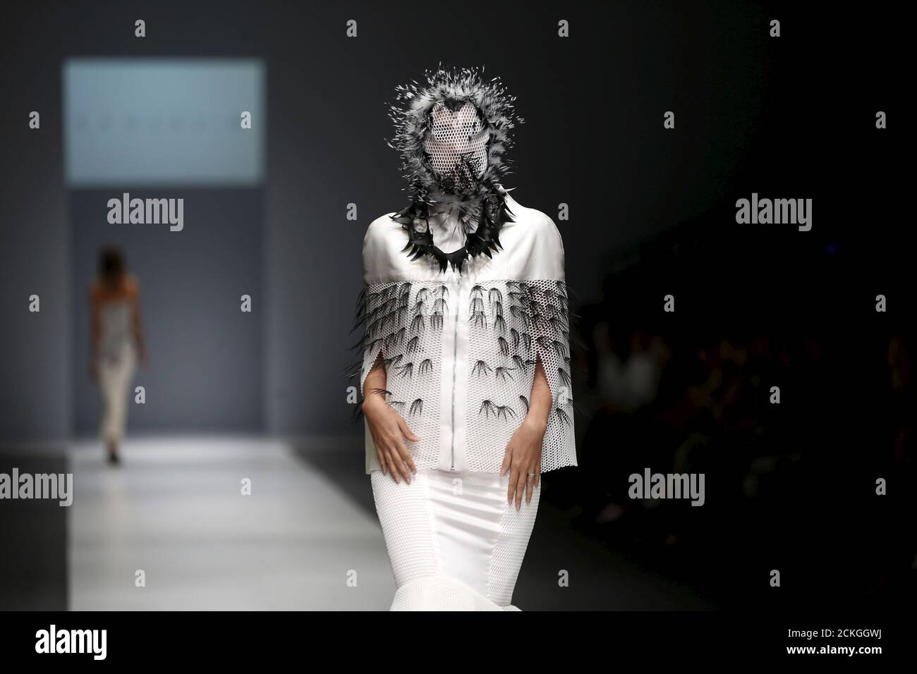 Un modello presenta le creazioni della designer indonesiana Safira Lavinia alla settimana della moda di Giacarta 2016 a Giacarta, 26 ottobre 2015. REUTERS/Beawiharta Foto Stock