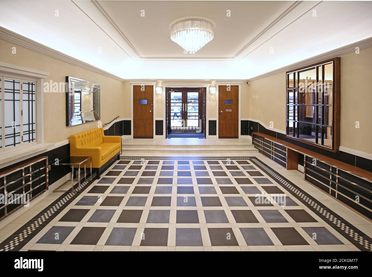 La lobby, rinnovata di recente, si trova in un edificio in stile Art Deco degli anni '30 a Finchley, a nord di Londra, Regno Unito Foto Stock
