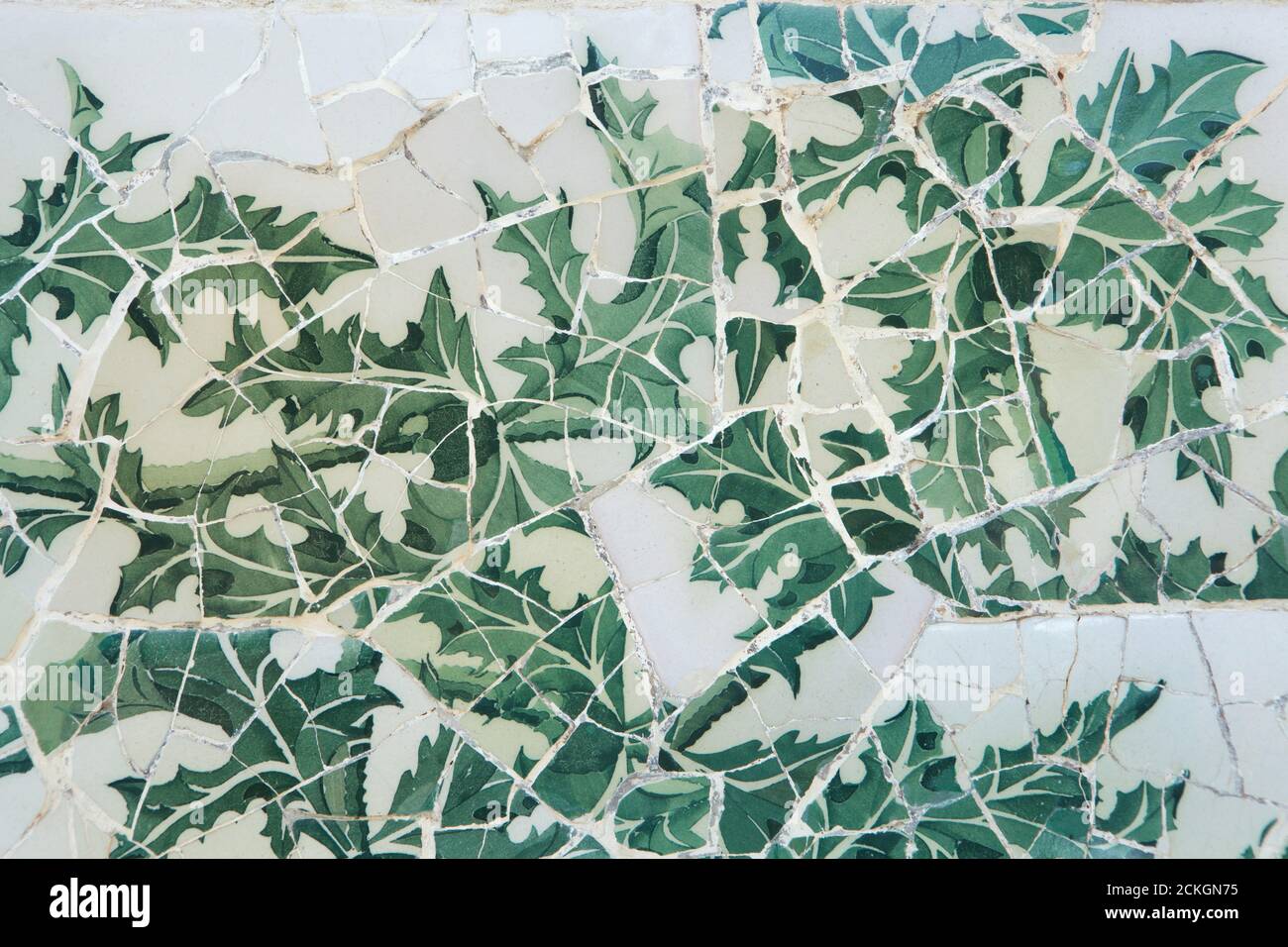 trencadís muro a mosaico sulla scala principale del Parco Güell progettato dall'architetto modernista catalano Antoni Gaudí e costruito tra il 1900 e il 1914 a Barcellona, Catalogna, Spagna. Foto Stock