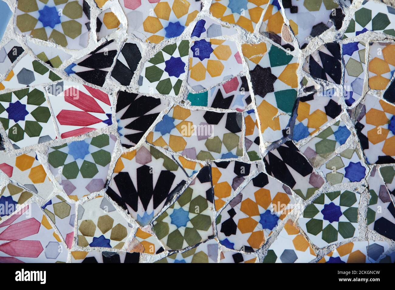 trencadís opera in mosaico sulla terrazza del Parco Güell progettata dall'architetto modernista catalano Antoni Gaudí e costruita tra il 1900 e il 1914 a Barcellona, Catalogna, Spagna. Foto Stock