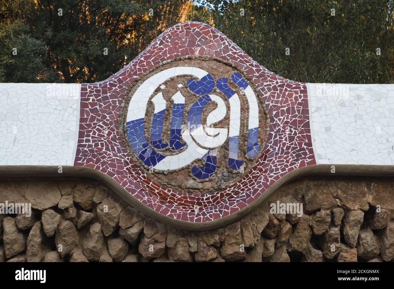 trencadís iscrizione a mosaico sulla recinzione del Parco Güell progettata dall'architetto modernista catalano Antoni Gaudí e costruita tra il 1900 e il 1914 a Barcellona, Catalogna, Spagna. Foto Stock