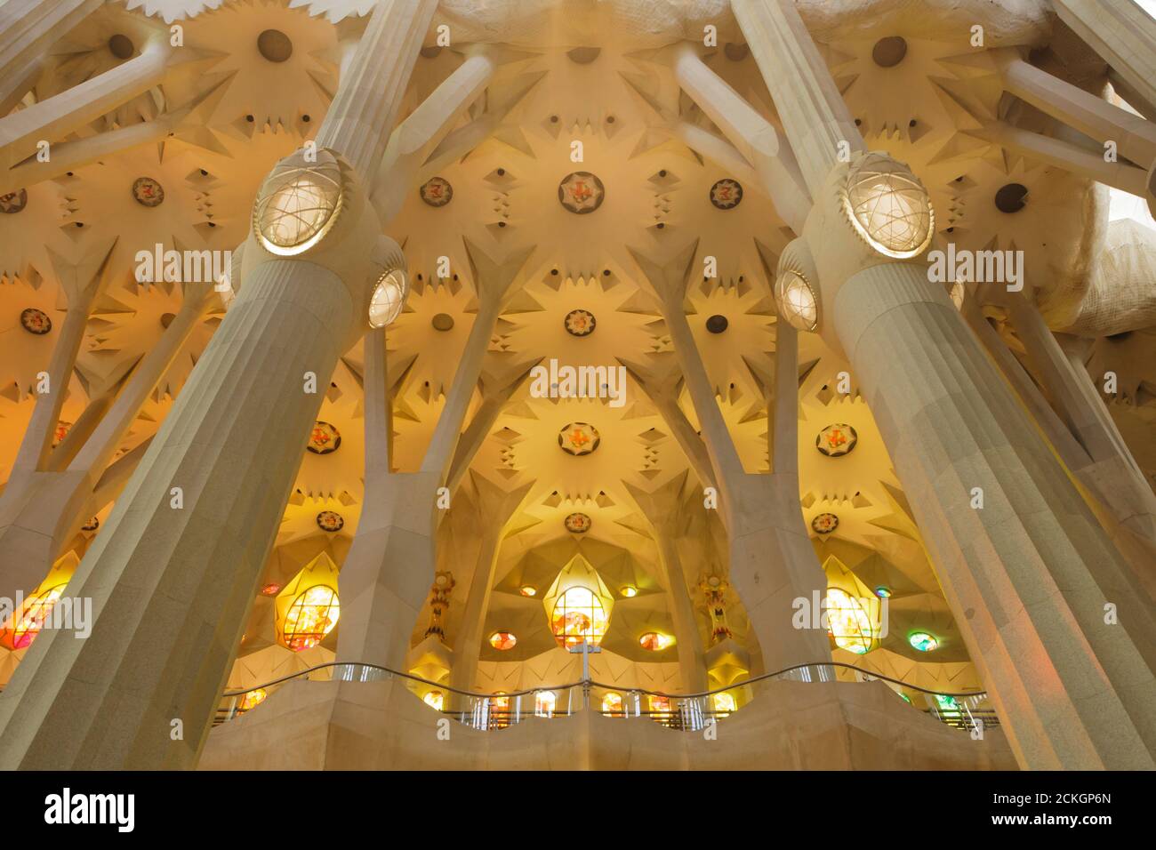 Interno della navata occidentale della Sagrada Família (Basílica de la Sagrada Família) progettato dall'architetto modernista catalano Antoni Gaudí a Barcellona, Catalogna, Spagna. Foto Stock