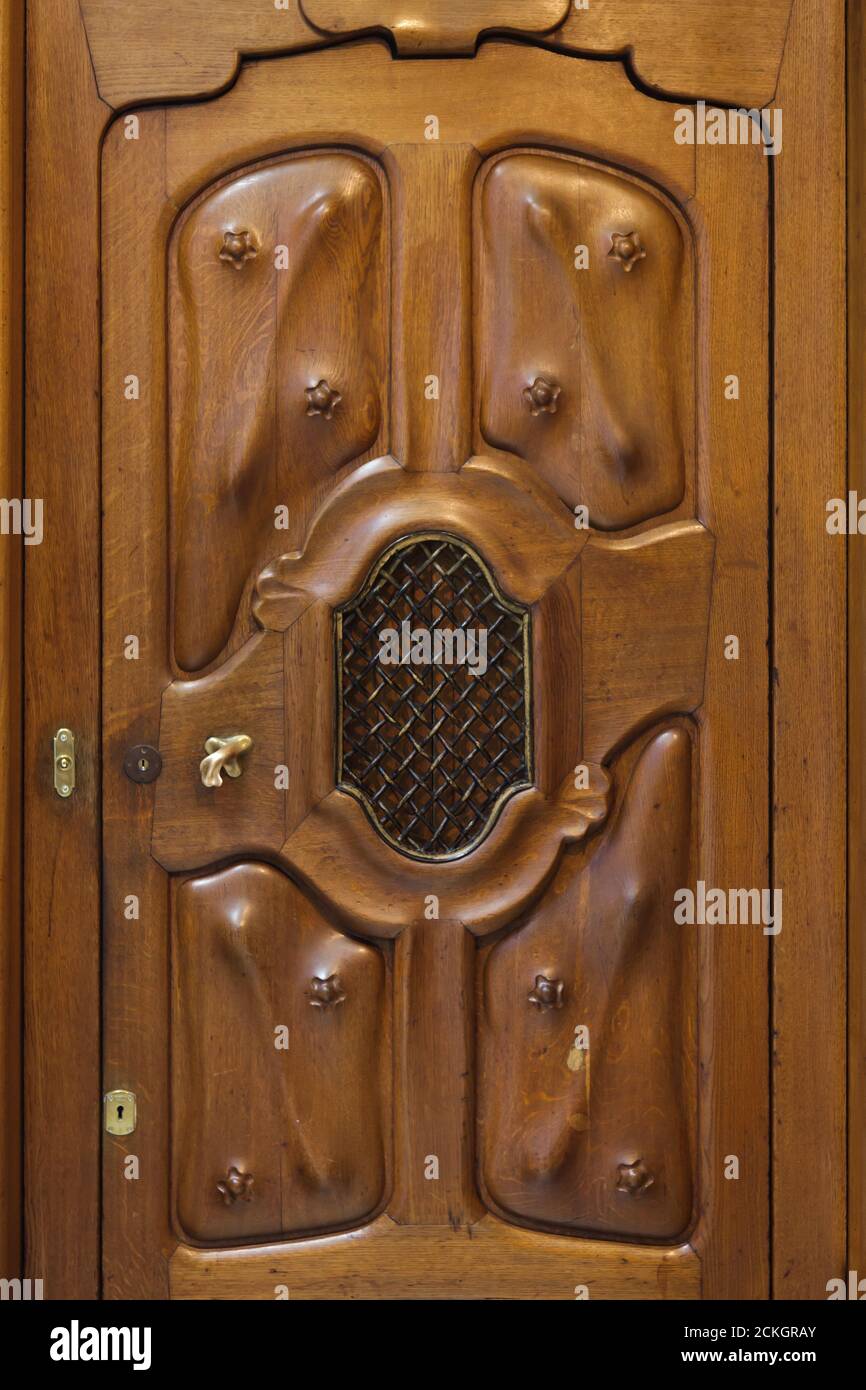 Particolare della porta in legno di uno degli appartamenti in Casa Batlló a Barcellona, Catalogna, Spagna. Il palazzo progettato dall'architetto modernista catalano Antoni Gaudí per la famiglia Batlló come casa di reddito e una residenza familiare privata costruita tra il 1904 e il 1906. Foto Stock