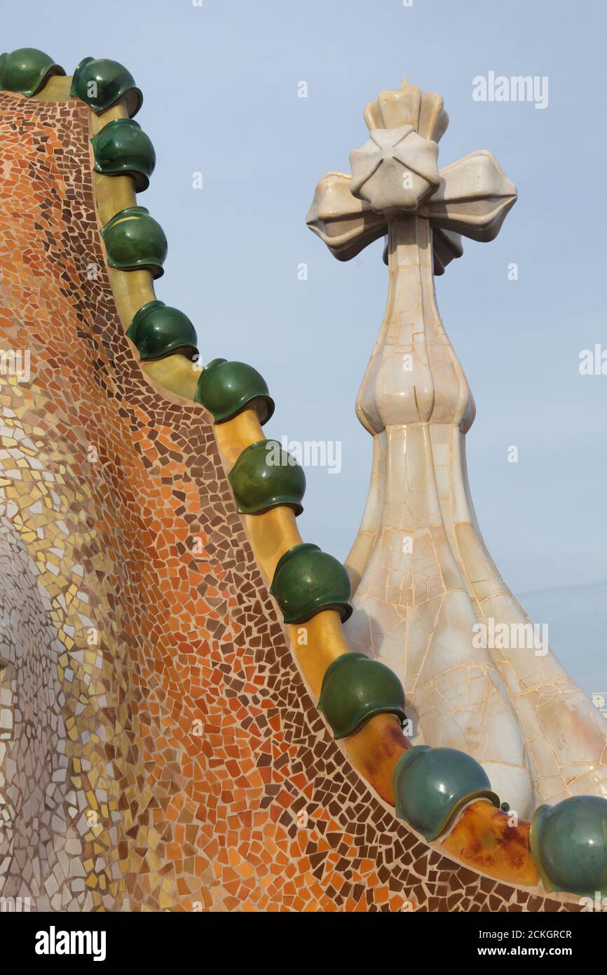 trencadís tetto a mosaico della Casa Batlló a Barcellona, Catalogna, Spagna. Il palazzo progettato dall'architetto modernista catalano Antoni Gaudí per la famiglia Batlló come casa di reddito e una residenza familiare privata costruita tra il 1904 e il 1906. Foto Stock