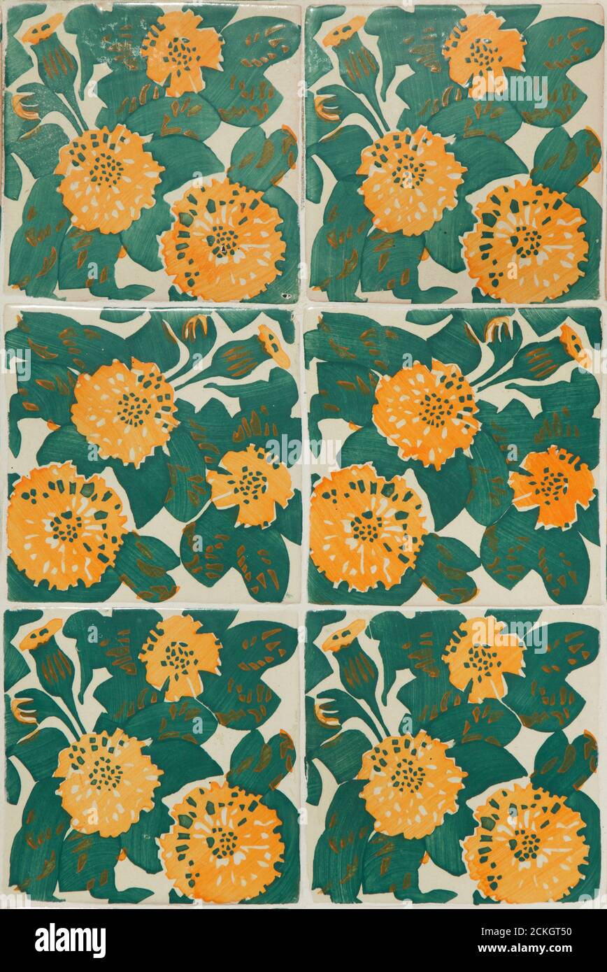 Marigolette gialle raffigurate nelle piastrelle smaltate sulla facciata principale della Casa Vicens progettata dall'architetto modernista catalano Antoni Gaudí a Barcellona, Catalogna, Spagna. Il palazzo commissionato dal magnate industriale catalano Manuel Vicens come sua residenza estiva di famiglia è stato costruito tra il 1883 e il 1885. Foto Stock