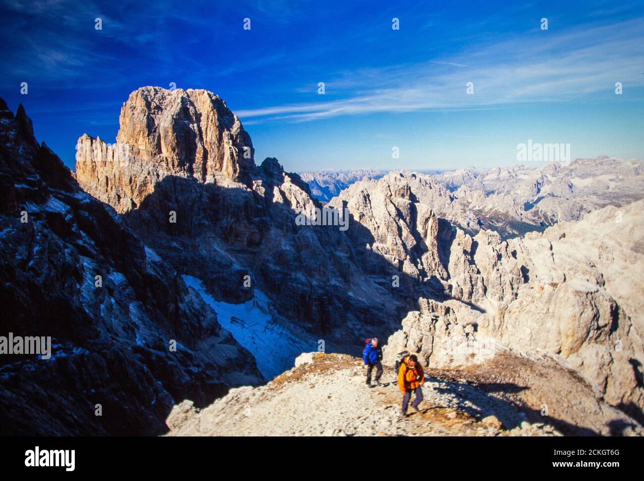 Escursionisti nella catena montuosa delle Dolomiti. Foto Stock