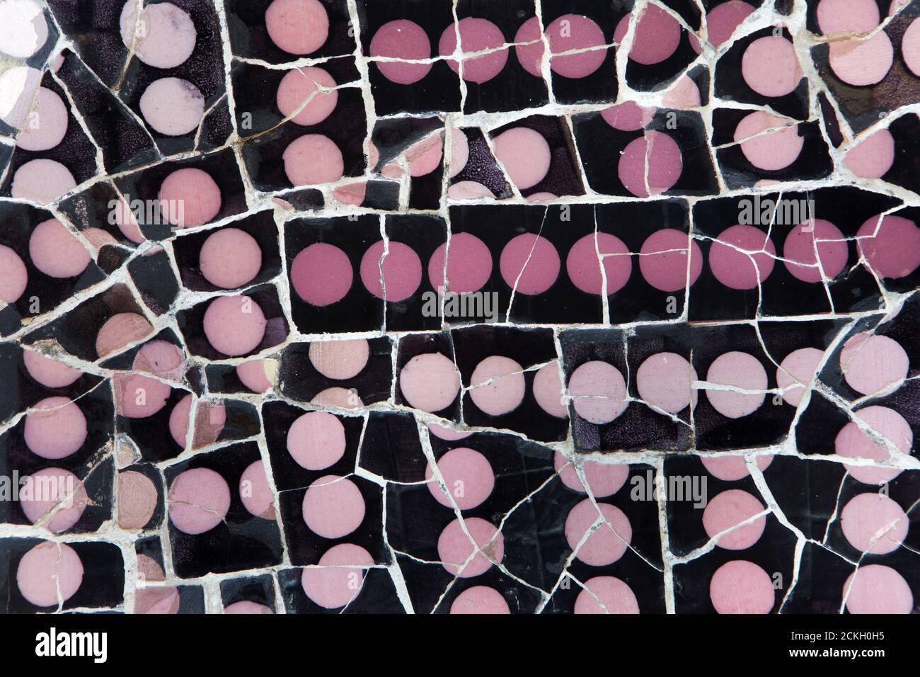 trencadís muro a mosaico sulla scala principale del Parco Güell progettato dall'architetto modernista catalano Antoni Gaudí e costruito tra il 1900 e il 1914 a Barcellona, Catalogna, Spagna. Foto Stock