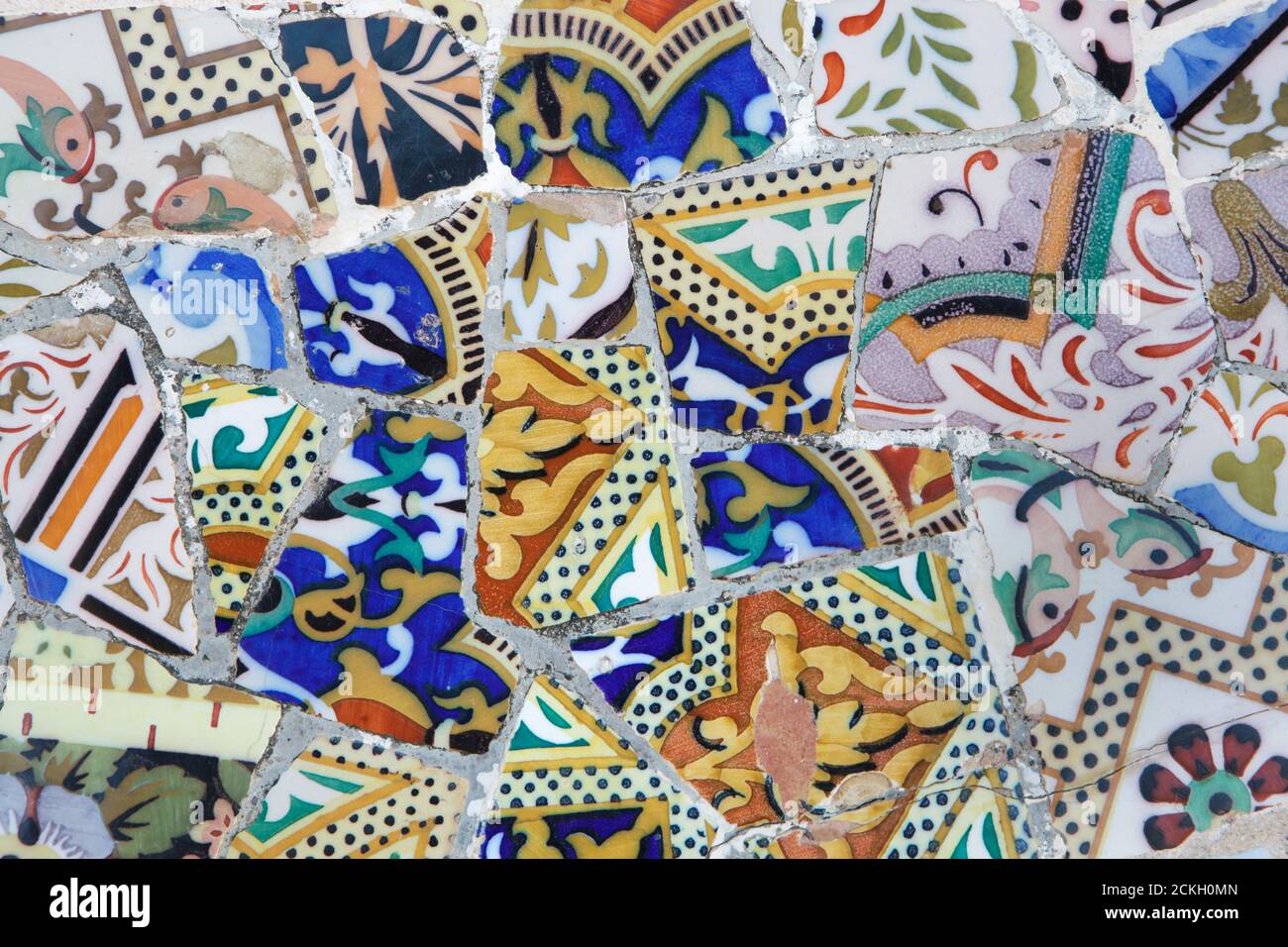 trencadís opera in mosaico sulla terrazza del Parco Güell progettata dall'architetto modernista catalano Antoni Gaudí e costruita tra il 1900 e il 1914 a Barcellona, Catalogna, Spagna. Foto Stock
