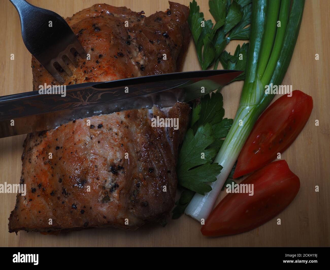 Cibo. La carne viene cotta nel forno. Foto Stock