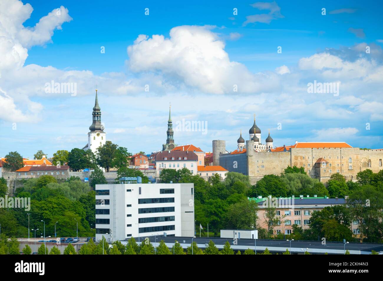 Skyline di Tallinn con il castello e le chiese, Estonia Foto Stock