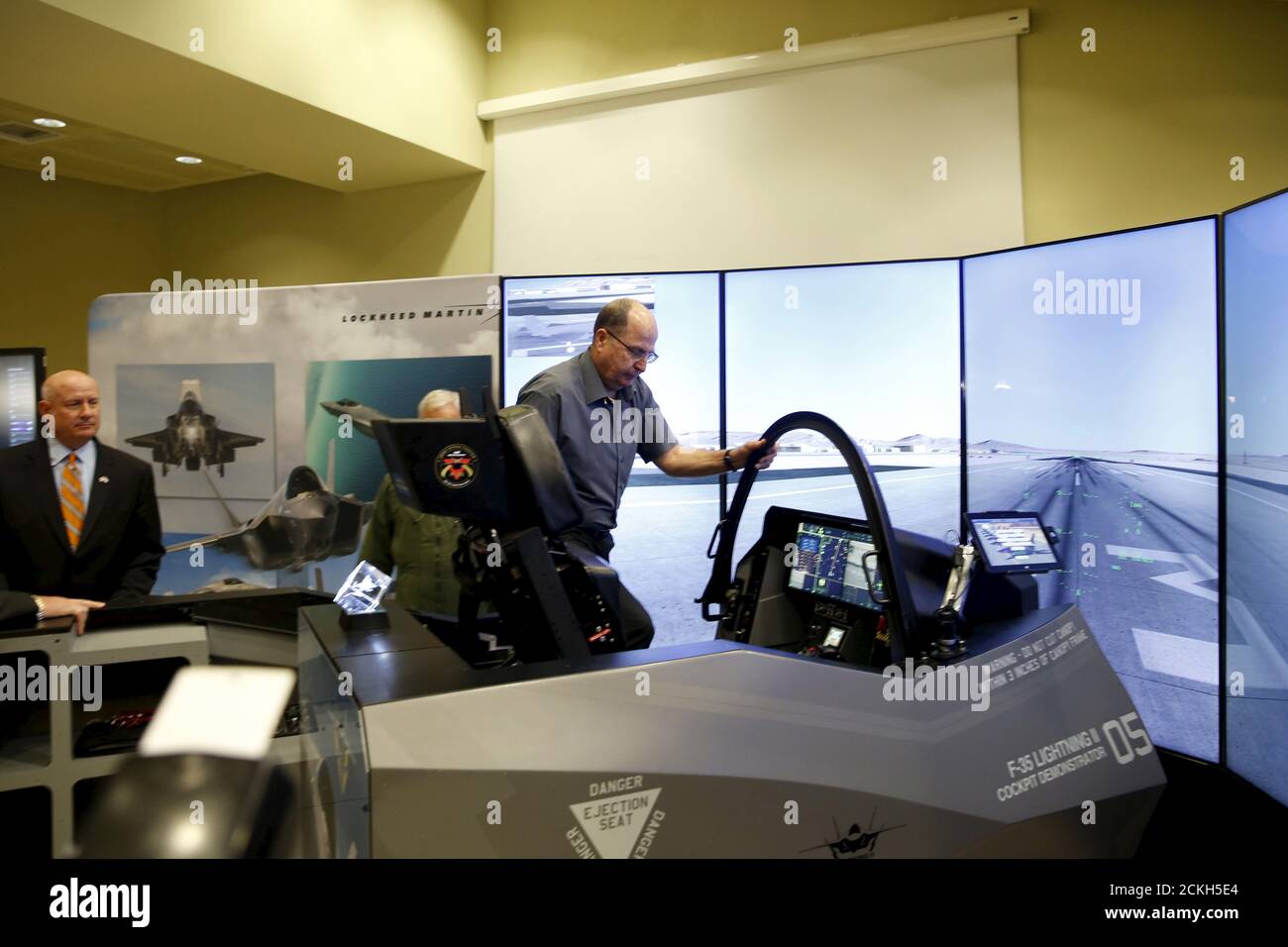 Il Ministro della Difesa israeliano Moshe Yaalon entra in un simulatore F-35 durante una visita alla casa dell'Aeronautica israeliana a Herzliya, Israele, il 5 aprile 2016. REUTERS/Baz Ratner Foto Stock
