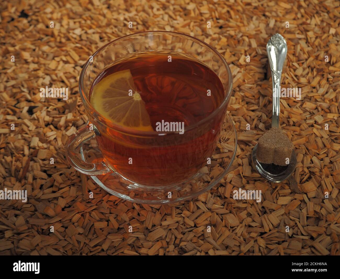 Tè nero con limone in una tazza. Foto Stock