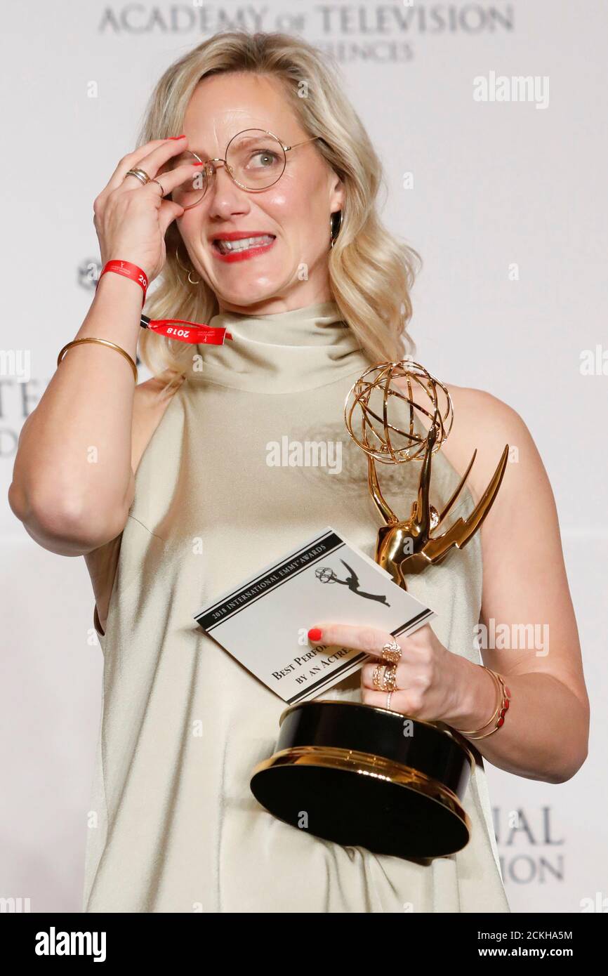 L'attrice Anna Schudt si pone con il suo premio per la migliore prestazione da un'attrice per il suo ruolo in Ein Schnufen Hatte Auch Gereicht (gli snifles sarebbero stati solo fini) all'International Emmy Awards a Manhattan, New York City, Stati Uniti, 19 novembre 2018. REUTERS/Andrew Kelly Foto Stock