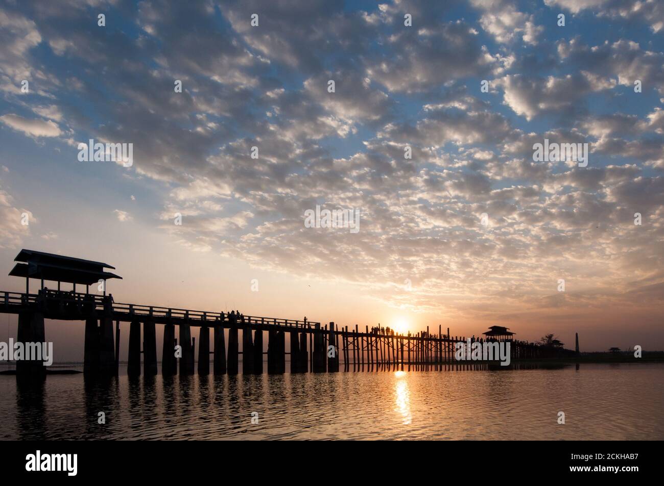 Tramonto al ponte di teak più lungo U Bein ad Amarapura Vicino Mandalay in Myanmar Foto Stock