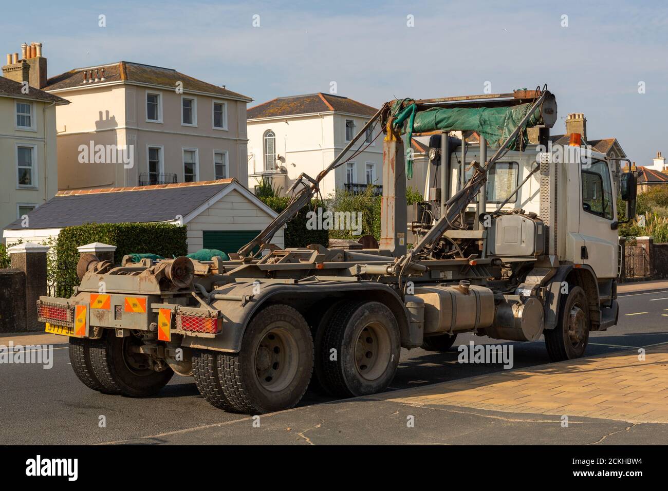 Un carrello elevatore o un carrello elevatore parcheggiato su lato della strada Foto Stock