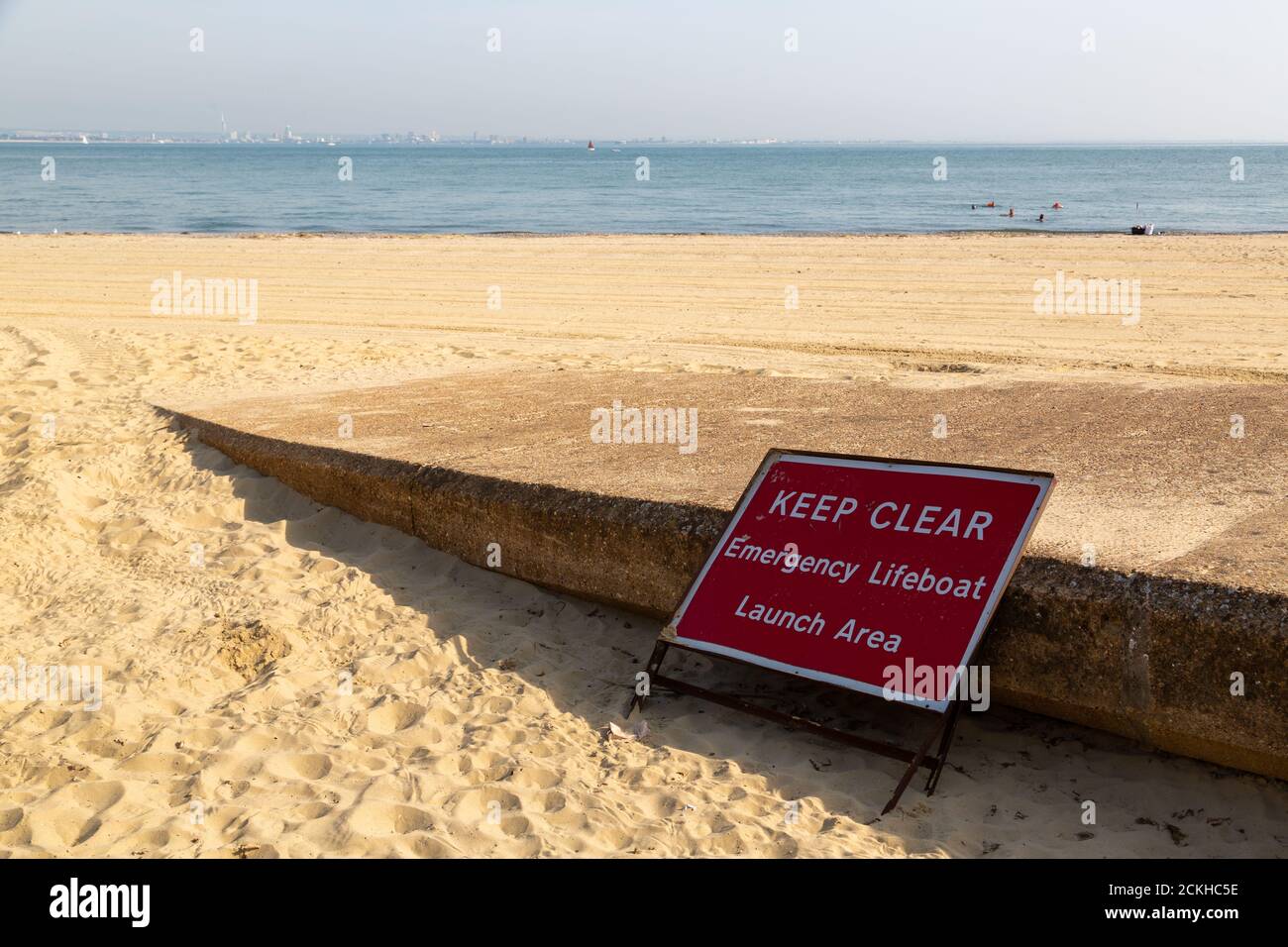 un cartello sul lato di uno scivolo su un spiaggia con un cartello che dice mantenere il lancio di emergenza scialuppa di salvataggio area Foto Stock