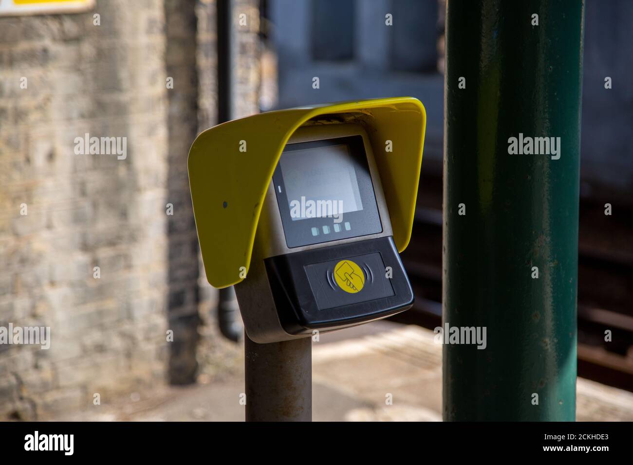 Un punto di scansione di biglietti o biglietti di viaggio su un treno piattaforma della stazione Foto Stock
