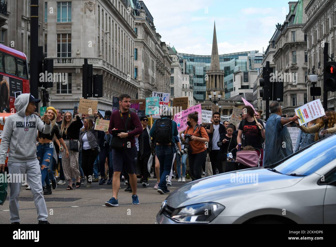 marcia di protesta a Londra il 5 settembre 2020, i manifestanti stavano facendo campagna contro il traffico di bambini. Era un avvenimento simultaneo intorno al mondo. I manifestanti hanno marciato dal London Eye a Westminster. Foto Stock