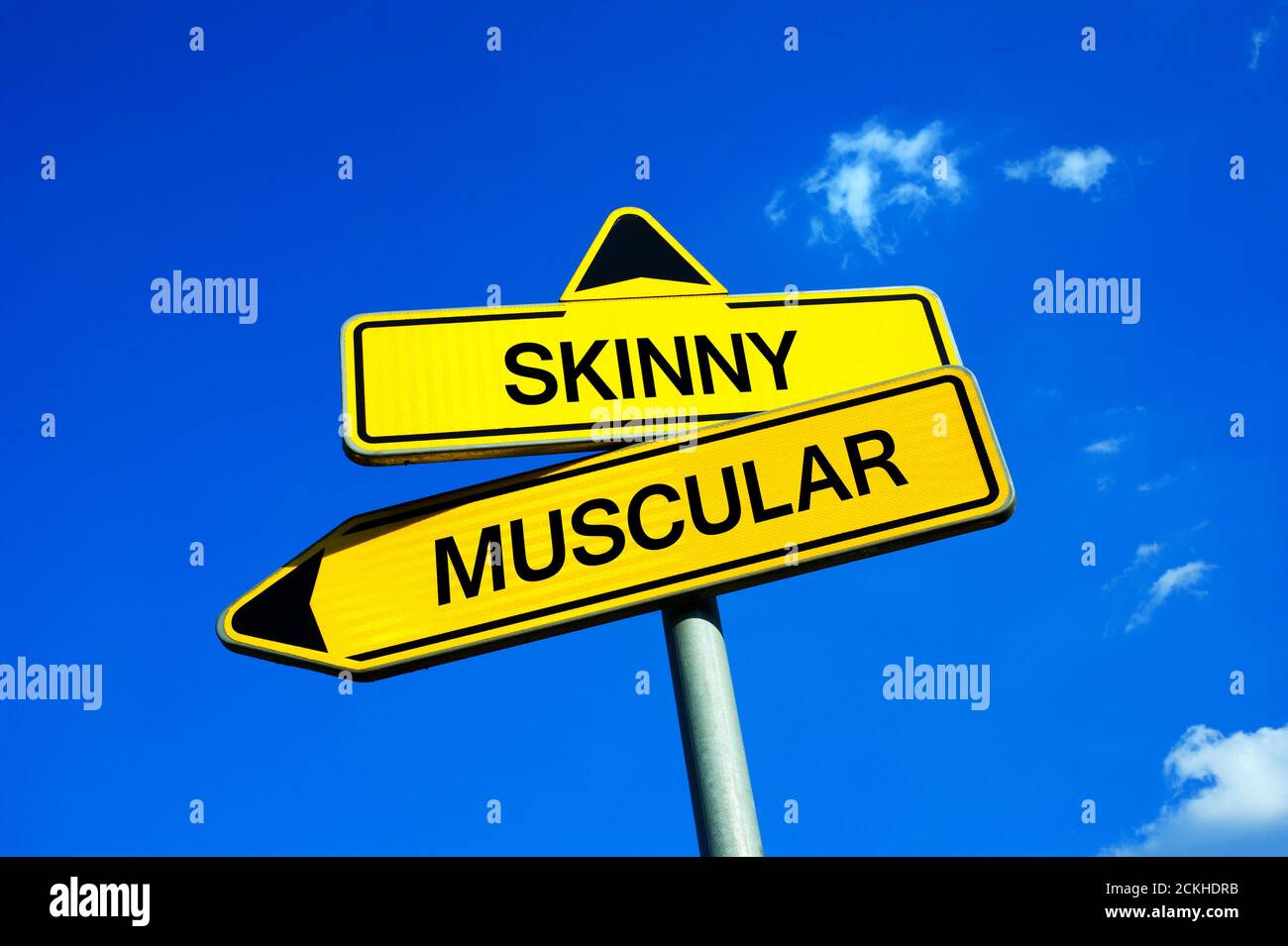 Skinny vs muscolare - segnale di traffico con due opzioni - appello per fare bodybuilding, esercizio fisico e di esercizio per guadagnare corpo a forma atletica con muscl Foto Stock