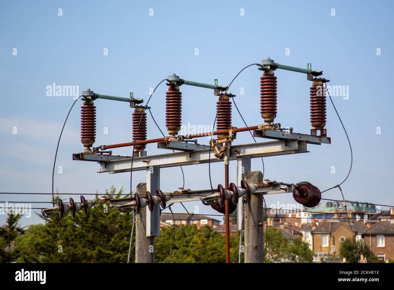 i tralicci elettrici di una sottostazione elettrica Foto Stock