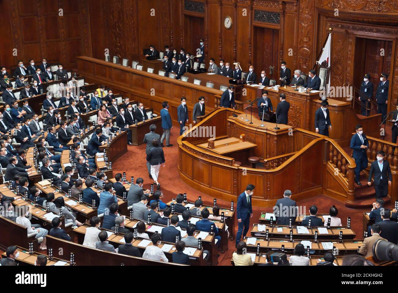 Tokyo, Giappone. 16 Set 2020. I membri della Camera dei rappresentanti hanno votato durante l'elezione del primo Ministro alla sessione plenaria della Camera inferiore alla Dieta nazionale di Tokyo, Giappone, mercoledì 16 settembre 2020. Foto di Keizo Mori/UPI Credit: UPI/Alamy Live News Foto Stock