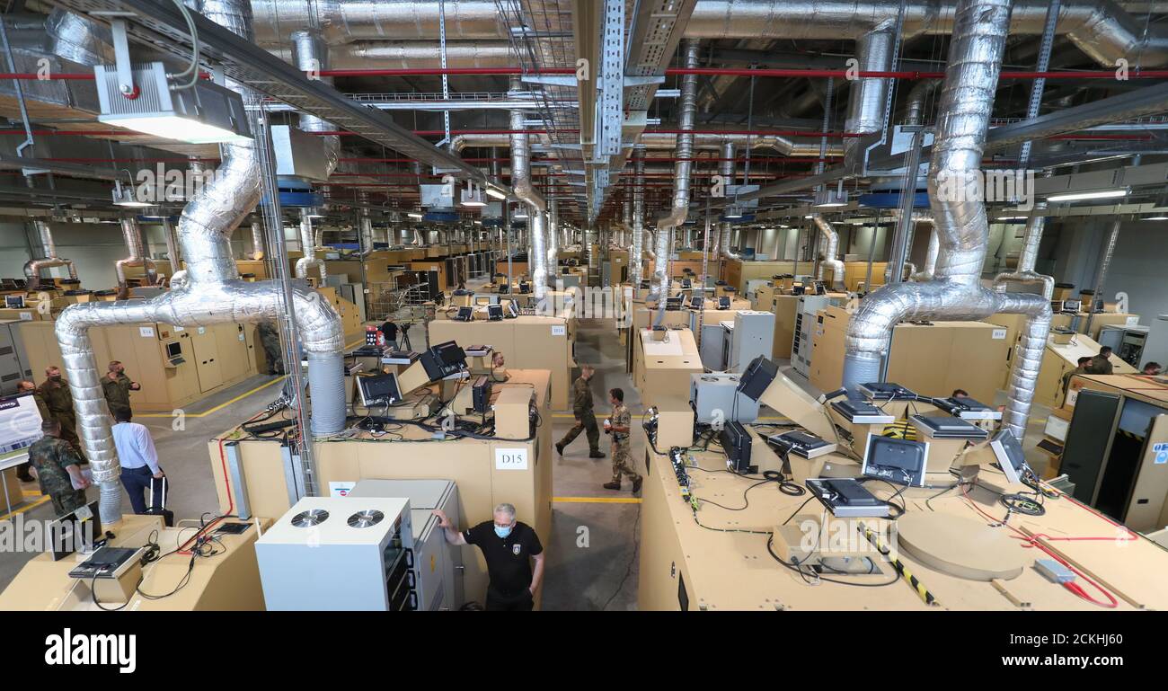 Paderborn, Germania. 16 Set 2020. Vista in una sala per simulatori per veicoli ricognizione e carri armati sulla zona della caserma della Normandia a Paderborn-Sennelager. Soldati tedeschi e rappresentanti delle forze armate britanniche in Germania addestrano le situazioni di combattimento in uno speciale centro di simulazione del combattimento. Il fulcro delle settimane di allenamento è lo spiegamento di un plotone di carri armati di entrambi i veicoli da ricognizione da combattimento. Ciò lo rende una delle operazioni più impegnative delle forze blindate nelle operazioni terrestri. Credit: Friso Gentsch/dpa/Alamy Live News Foto Stock