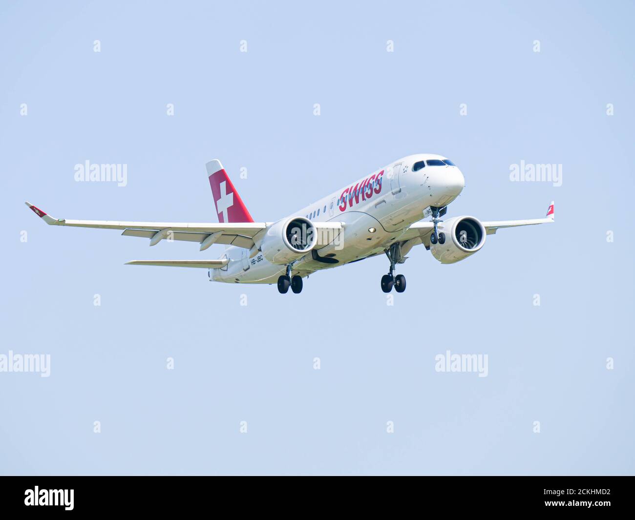 La serie C svizzera a220 atterra all'aeroporto di Zürich Foto Stock