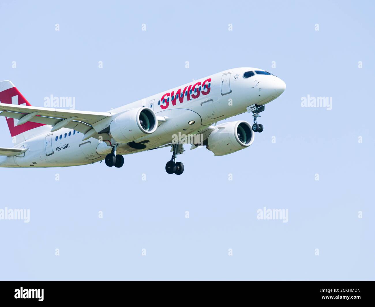 La serie C svizzera a220 atterra all'aeroporto di Zürich Foto Stock