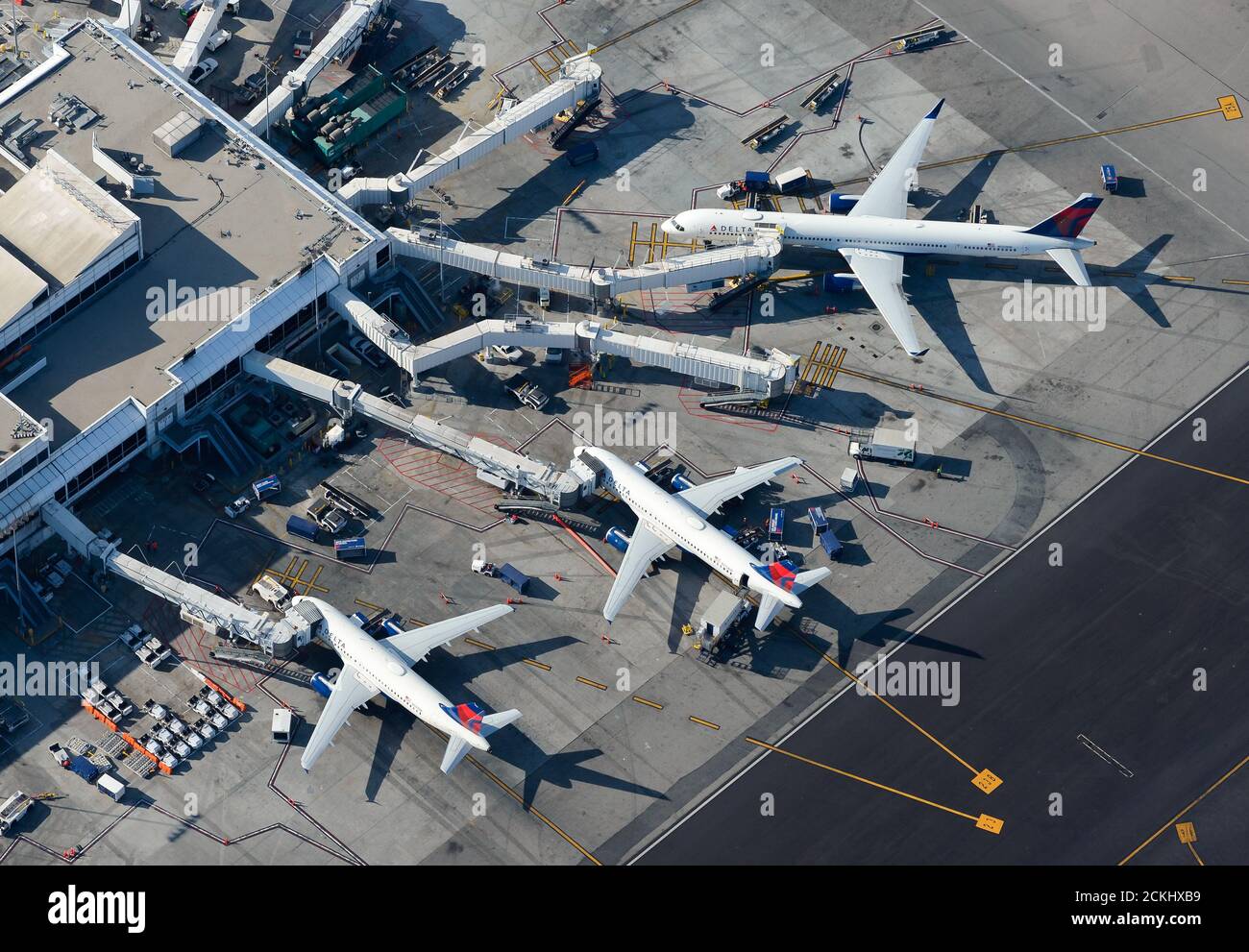 Terminal 2 dell'aeroporto internazionale di Los Angeles utilizzato dalla vista aerea di Delta Airlines. Aeroporto LAX. Aereo Delta Airlines parcheggiato. Foto Stock