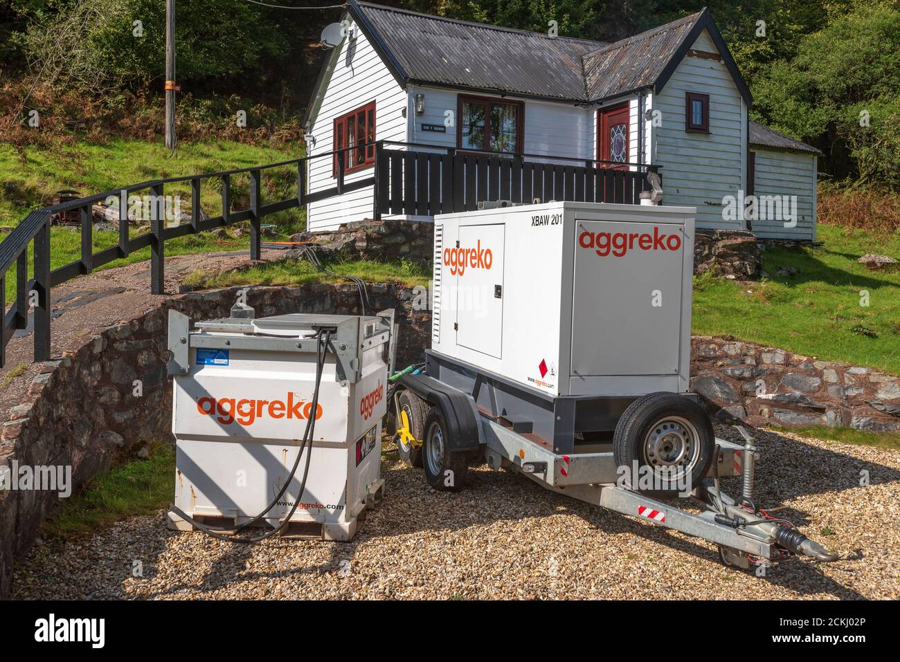 Generatore di elettricità diesel Aggreko Mobile sul posto in una remota campagna. Foto Stock