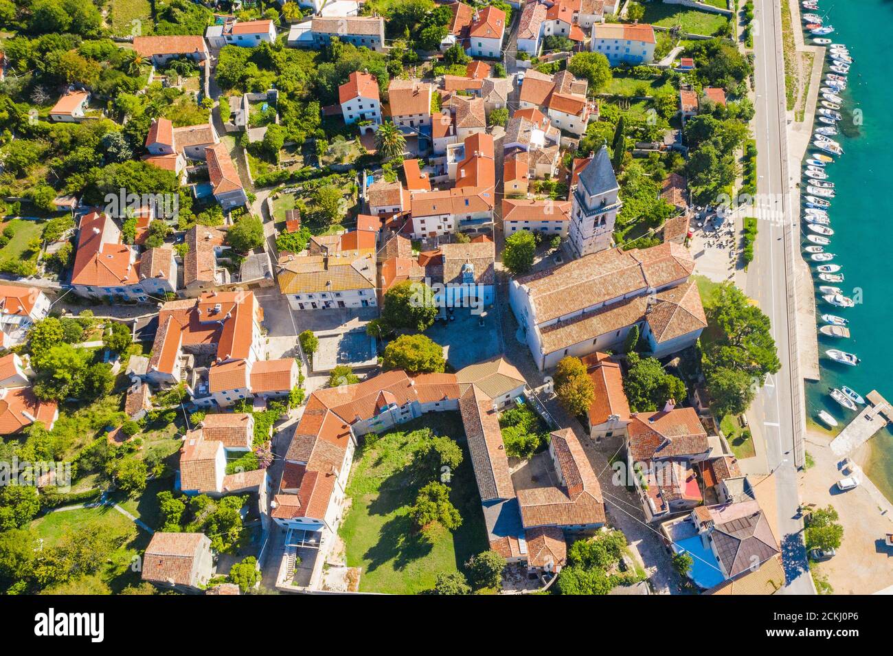 Città storica di Osor tra le isole Cres e Losinj, Croazia, vista aerea dal drone Foto Stock