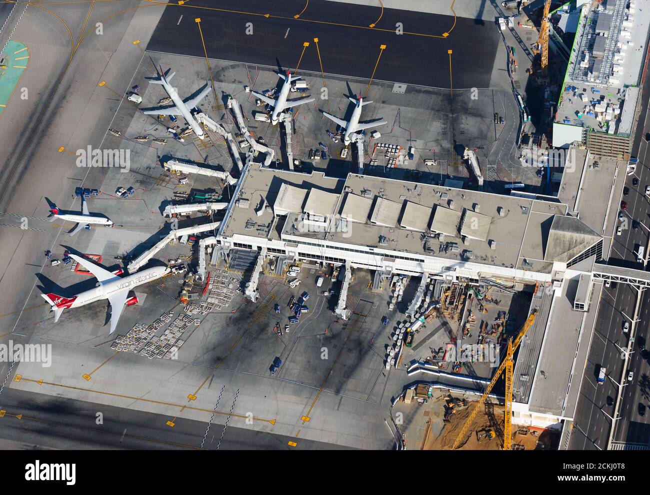 Terminal 2 dell'aeroporto internazionale di Los Angeles utilizzato da Delta Airlines e Virgin Atlantic. Vista aerea del terminal 2 dell'aeroporto LAX. Foto Stock