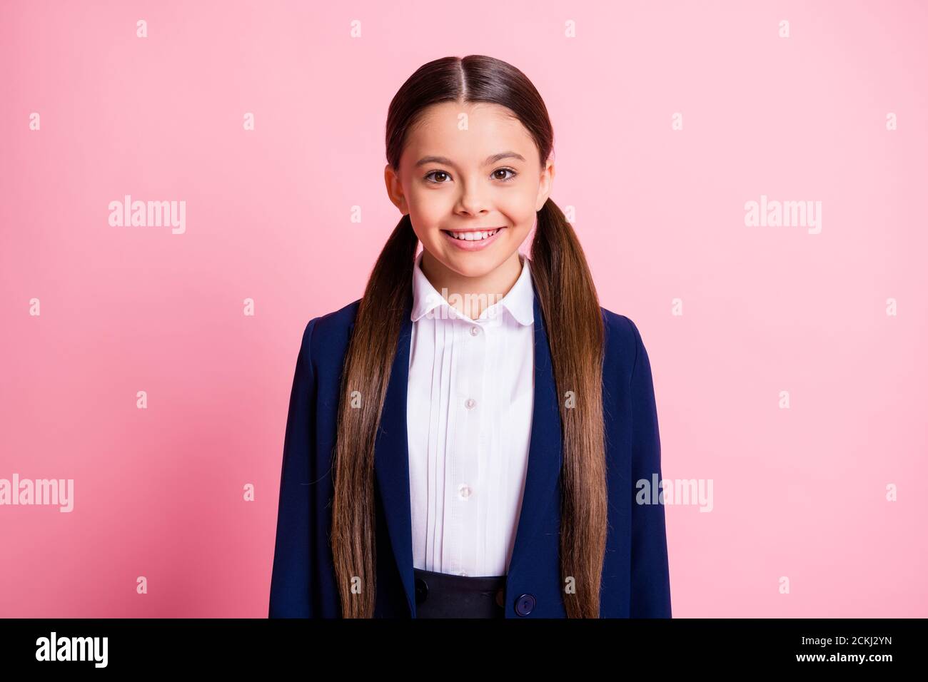 Primo piano ritratto di lei bella-aspetto attraente allegra allegra allegria ragazza dai capelli lunghi che indossa uniforme blu semestre di nuovo anno isolato sopra rosa Foto Stock