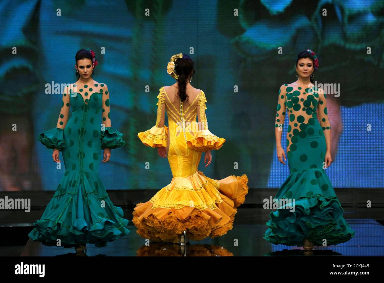 Modelli presenti creazioni di Teressa Ninu durante il Salone Internazionale della Moda di Flamenco (SIMOF) nella capitale andalusa di Siviglia, Spagna 1 febbraio 2020. REUTERS/Marcello del Pozo Foto Stock