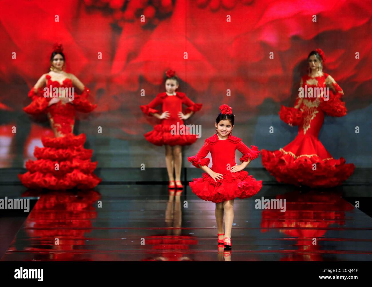 Modelli presenti creazioni di Teressa Ninu durante l'International Flamenco Fashion Show SIMOF nella capitale andalusa di Siviglia, Spagna 1 febbraio 2020. REUTERS/Marcello del Pozo Foto Stock