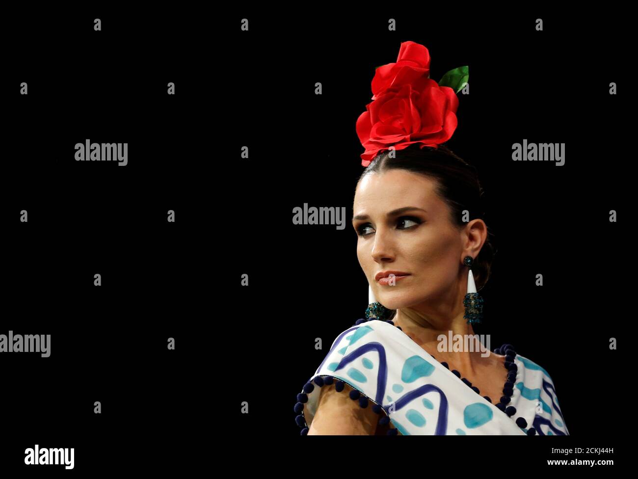 Un modello presenta una creazione di Antonio Gutierrez durante l'International Flamenco Fashion Show SIMOF nella capitale andalusa di Siviglia, Spagna 1 febbraio 2020. REUTERS/Marcello del Pozo Foto Stock