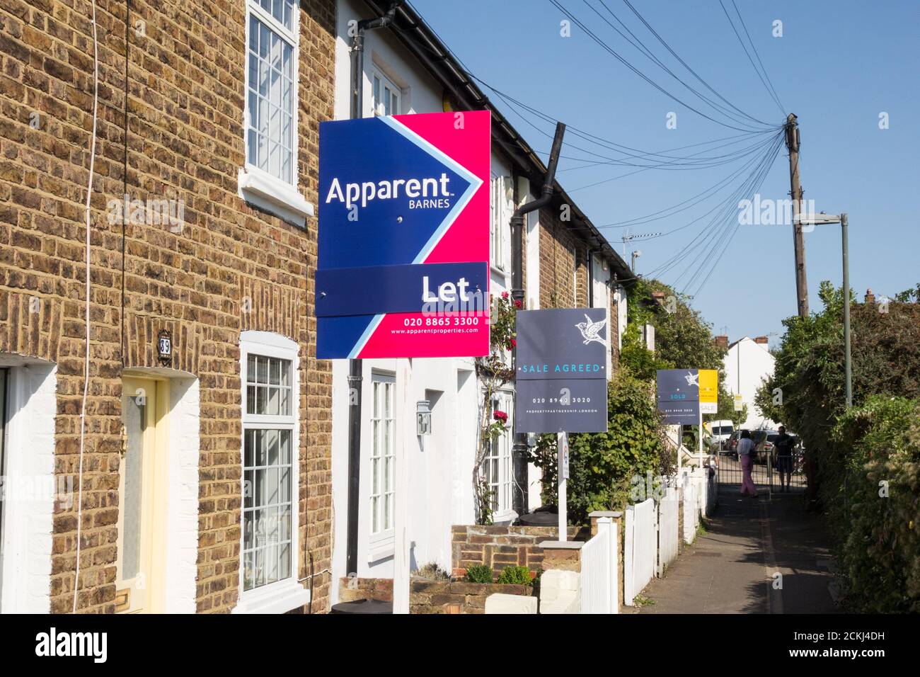 Per vendita e per lasciare segnaletica sul lato ferroviario, Little Chelsea, Barnes, South West London, SW13, UK Foto Stock