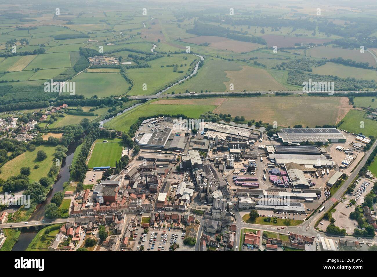 Una vista aerea di Tadcaster che mostra Sam Smiths e Heineken Breweries ( usato per essere John Smiths ), North Yorkshire, Inghilterra settentrionale, Regno Unito Foto Stock