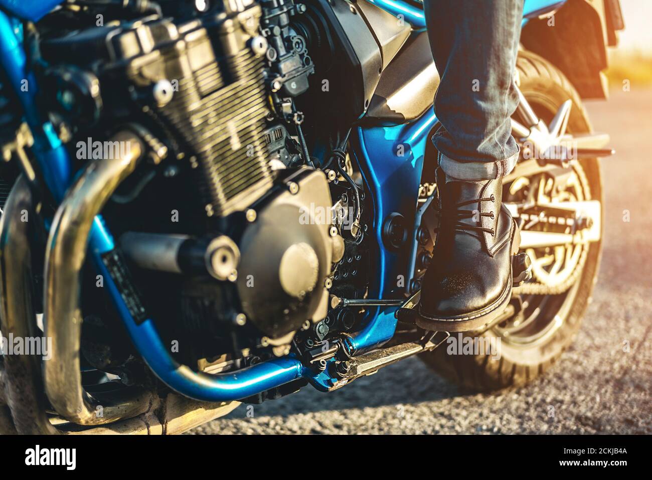 Biker sulla motocicletta sportiva outdoor su strada Foto Stock