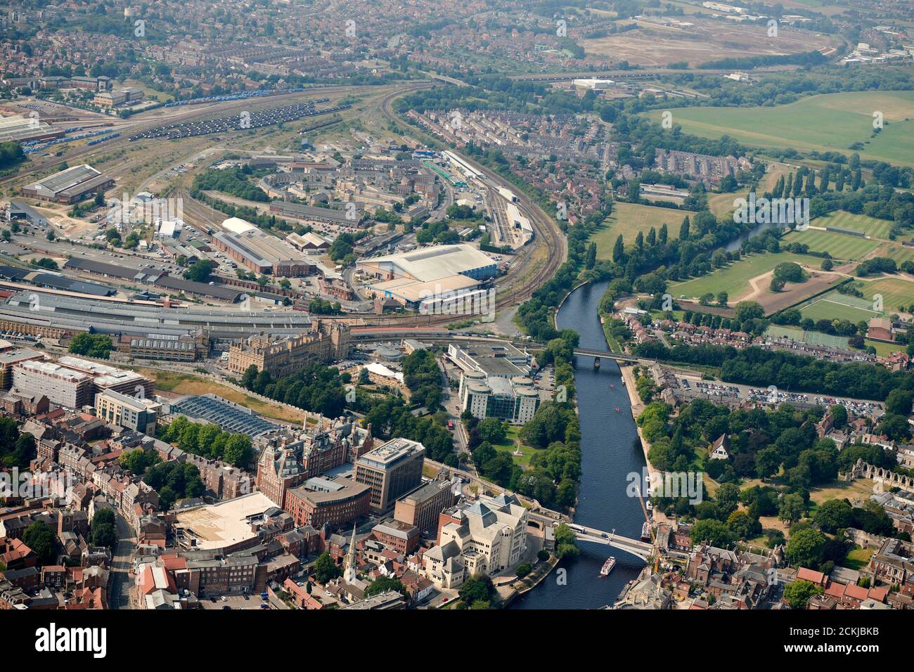 Una vista aerea della città di York, dello Yorkshire del Nord, dell'Inghilterra del Nord, del Regno Unito che mostra la stazione ferroviaria e l'area di sviluppo dietro Foto Stock