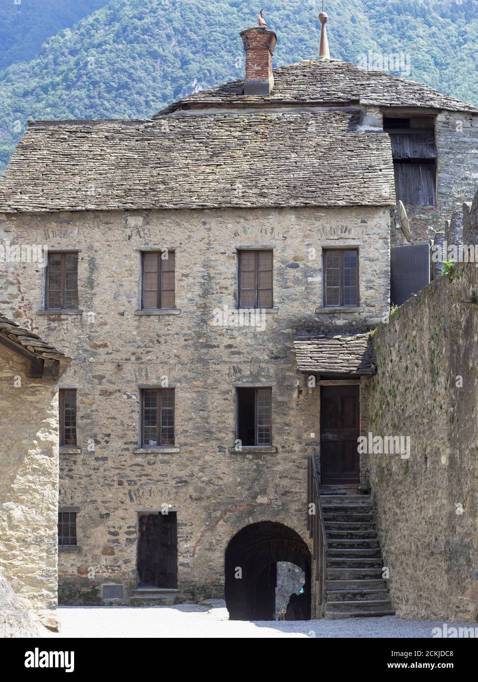Castello di Montebello a Bellinzona, ingresso ad arco conduce nel cortile. Ticino, Svizzera. Foto Stock