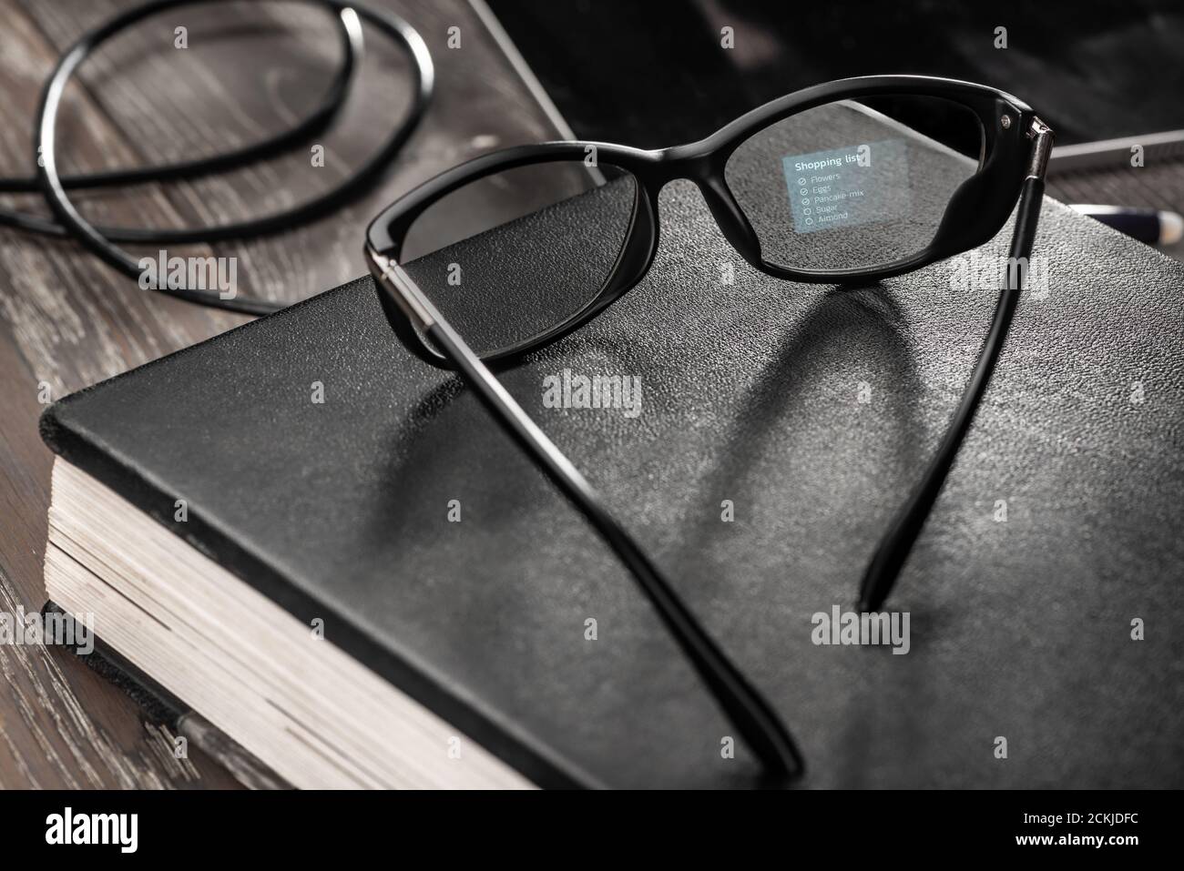 Elenco degli acquisti visualizzato sull'obiettivo degli occhiali intelligenti Foto Stock