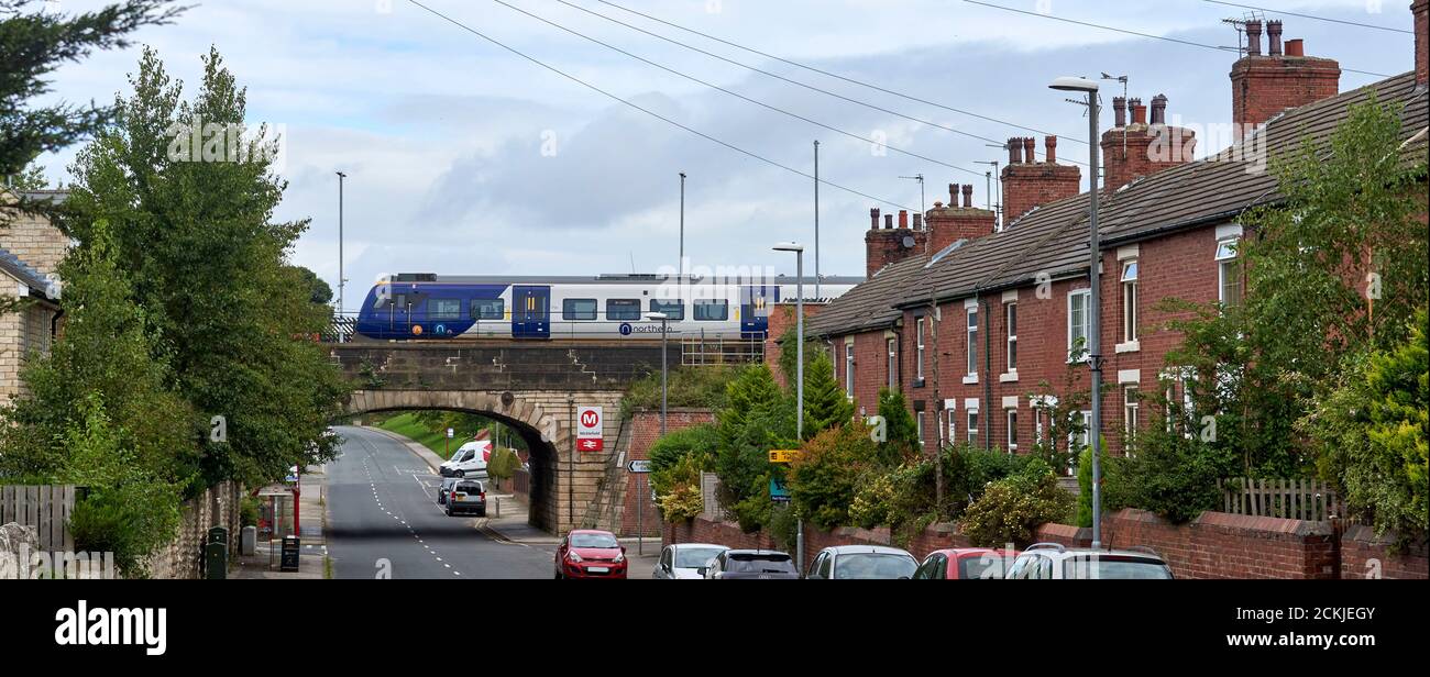 Northern Rail Train che attraversa la strada principale sopra il ponte ferroviario, Micklefield, West Yorkshire, Inghilterra settentrionale Regno Unito Foto Stock