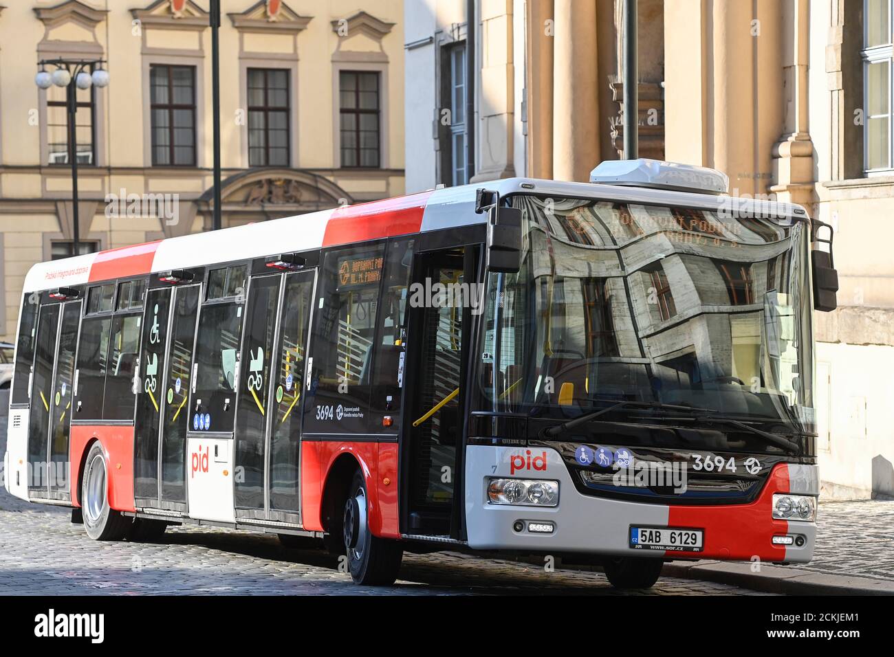 La Prague Public Transit Company (DPP) ha presentato l'autobus SOR NB 12 in nuovi colori del trasporto integrato di Praga (PID) il 16 settembre 2020, a Praga, Repubblica Ceca. (Foto CTK/Michal Kamaryt) Foto Stock