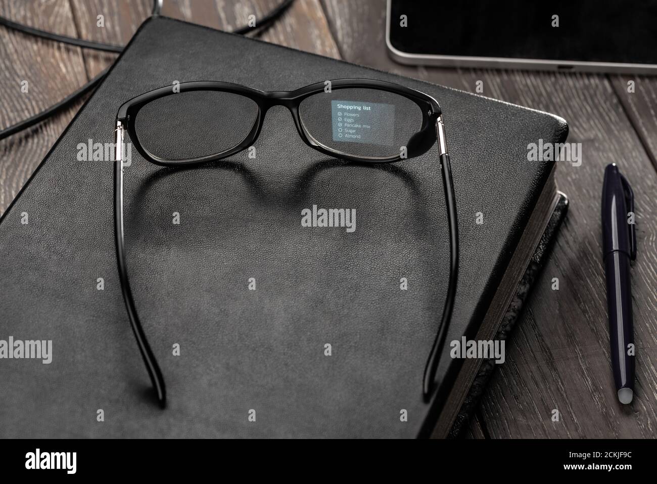 Occhiali intelligenti che mostrano una lista della spesa sul suo obiettivo Foto Stock