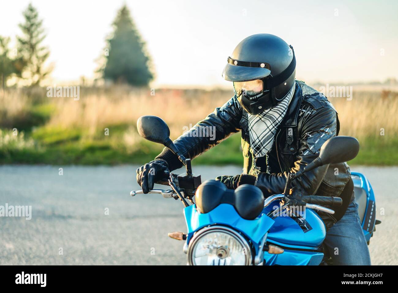 Biker sulla motocicletta sportiva outdoor su strada Foto Stock