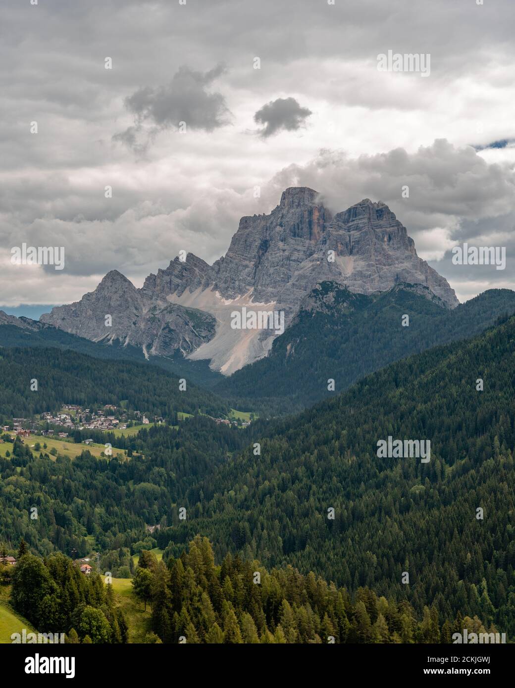 Vista di mout Pelmo da Colle Santa Lucia nelle Dolomiti Foto Stock